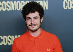 Miki Núñez, autor de Escriurem, posando para la prensa