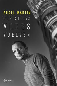 Imagen de portada del libro Por si las voces vuelven, en la que sale el autor Ángel Martín en blanco y negro